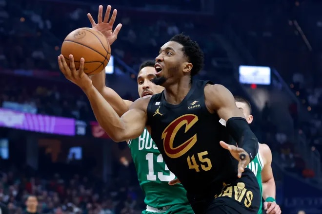 Donovan Mitchell anotó 40 puntos en el triunfo de los Cavaliers sobre los Celtics.