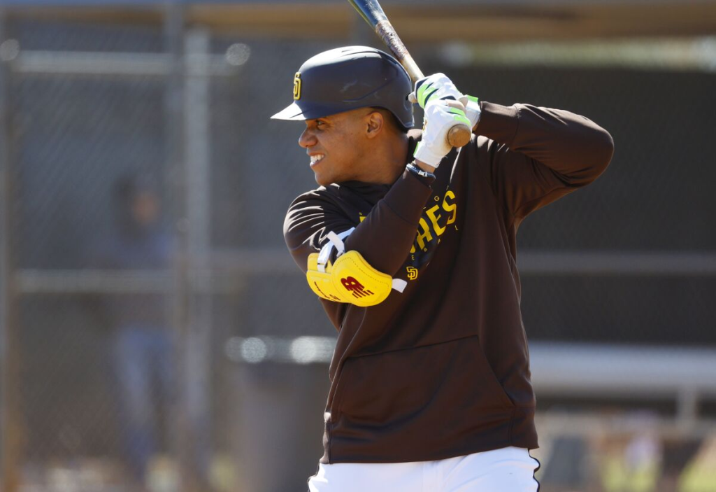 Juan Soto batea durante una práctica de entrenamiento primaveral el 23 de febrero en Peoria, Arizona / Foto de Alfred/The San Diego Union-Tribune