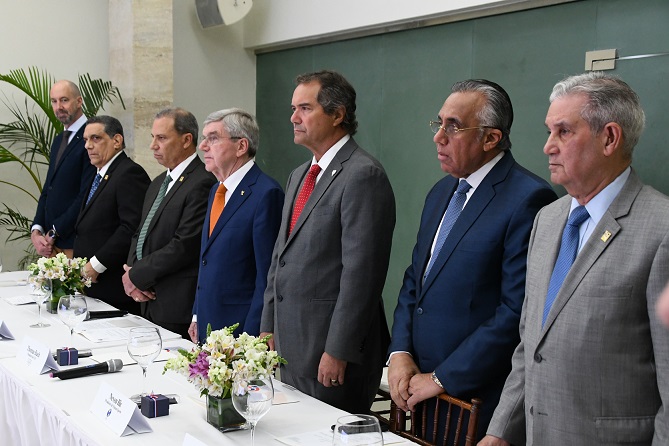 Desde la izquierda, Luis Chanlatte, Garibaldy Bautista, Thomas Bach, Neven Ilic, Luis Mejía y José Joaquín Puello, previo al inicio de la reunión ejecutiva celebrada en la sede del Comité Olímpico Dominicano.