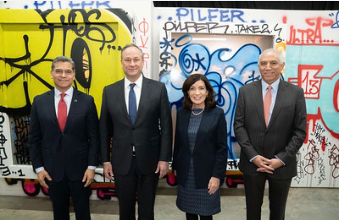Xavier Becerra, Douglas Emhoff, Kathy Hochul y el Dr Ramon Tallaj