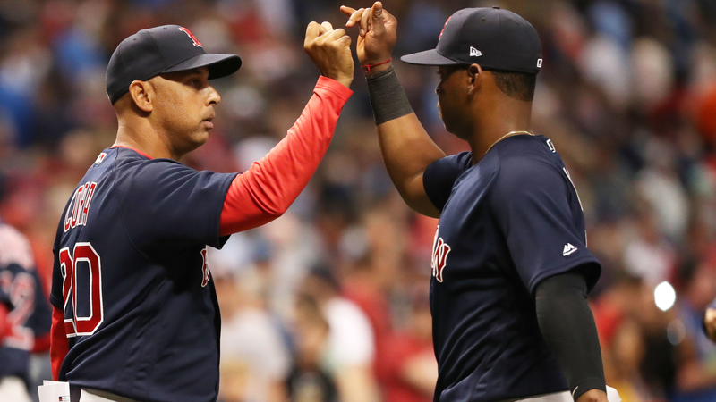 30 de Marzo de 2018; San Petersburgo, FL, EE.UU.; Alex Cora (20), gerente de Boston Red Sox, felicita al tercera base Rafael Devers (11) cuando vencieron a los Rays de Tampa Bay en el Tropicana Field. / Foto de Kim Klement-USA TODAY Sports