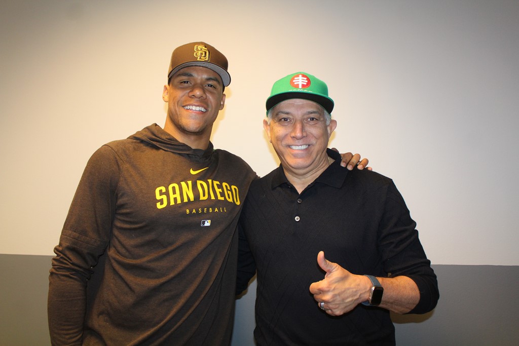 Juan Soto felicitó al doctor Ramón Tallaj por las obras socviales y deportivas que hace en la comunidad neoyorquina.