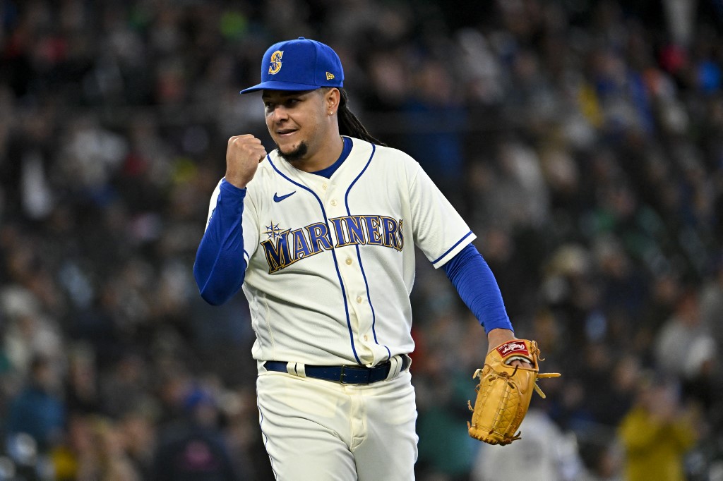 SEATTLE, WASHINGTON - 16 DE ABRIL: Luis Castillo #58 de los Marineros de Seattle reacciona al lanzar un strike para terminar la séptima entrada contra los Rockies de Colorado en T-Mobile Park el 16 de abril de 2023 en Seattle, Washington. Alika Jenner / Foto de Foto de Alika Jenner/GETTY IMAGES NORTH AMERICA/Getty Images vía AFP.