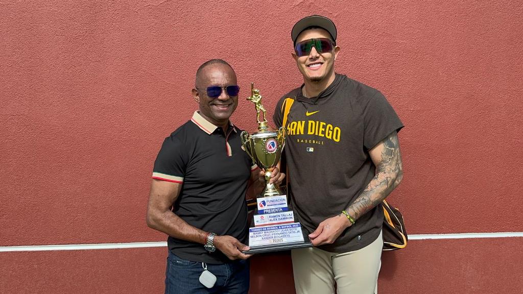 Manny-Machado-y-Daniel-–El-Quemaíto-Reyes-sostienen-otra-de-las-copas-a-jugarse-en-el-magno-evento.