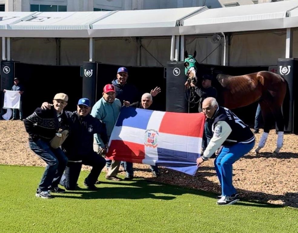 El doctor Ramón Tallaj con la bandera RD