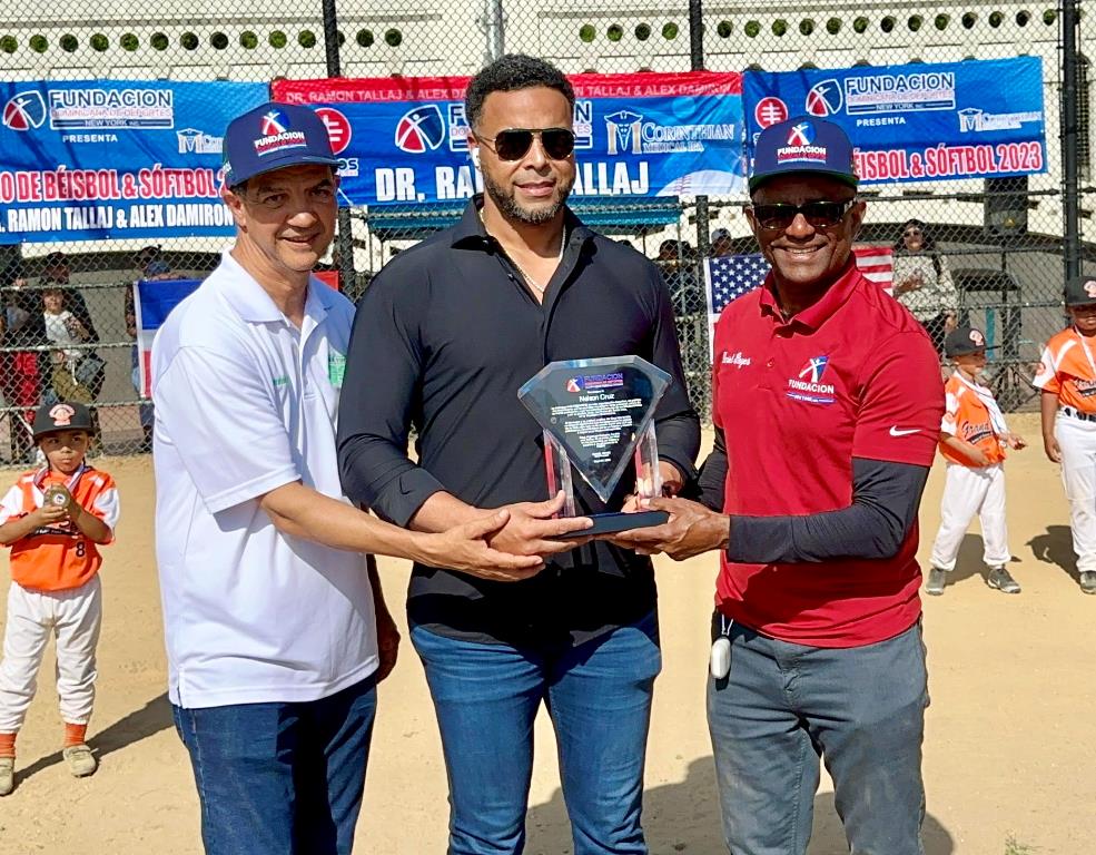 Ydanis Rodríguez y Daniel El Quemaito Reyes entregan un reconocimiento al pelotero de los Padres de San Diego, Nelson Cruz