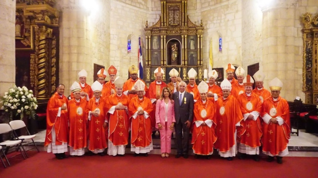 El doctor Ramón Tallaj, acompañado de su esposa, la doctora Inés Hernández, posan juntos en la “Misa 61° de la Asamblea Plenaria de los Obispos”, realizada en la Catedral Primada de América.