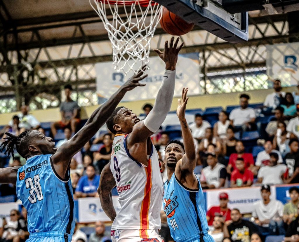 Reales ganan primero de la final a los Titanes
