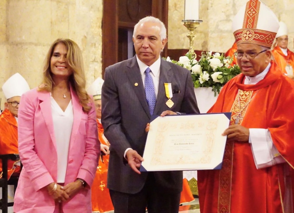 El arzobispo de Santo Domingo, Monseñor Francisco Ozoria, (der.), reconoce la labor humanitaria del doctor Ramón Tallaj, quien aparece acompañado de su esposa, doctora Inés Hernández, portando la medalla Pro Ecclesia et Pontifice.