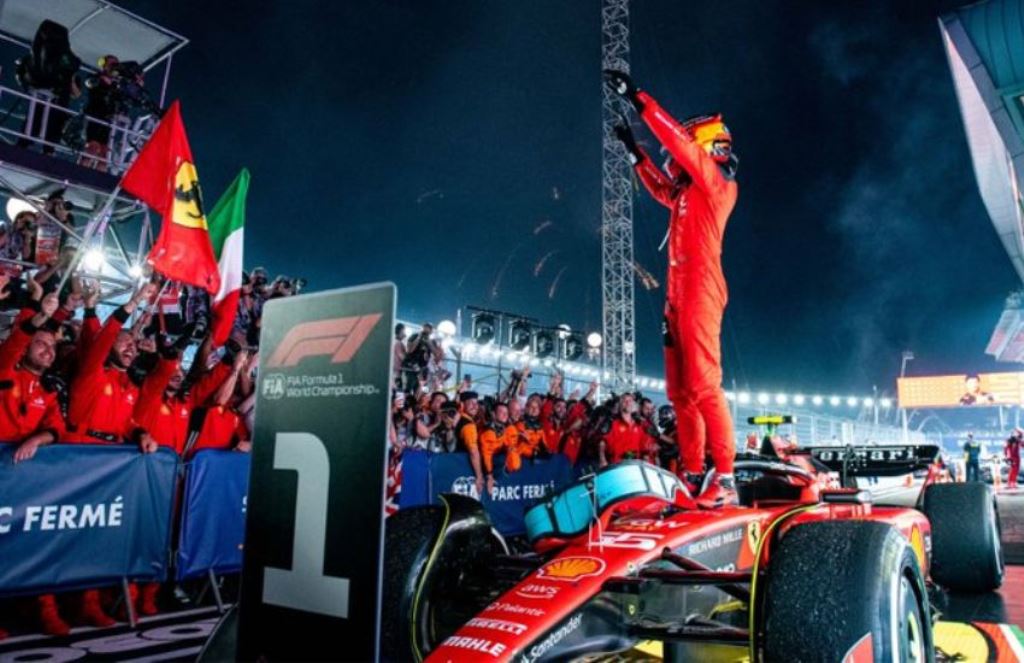 Carlos Sainz, de Ferrari, celebra su victoria en el Gran Premio de Singapur.AP