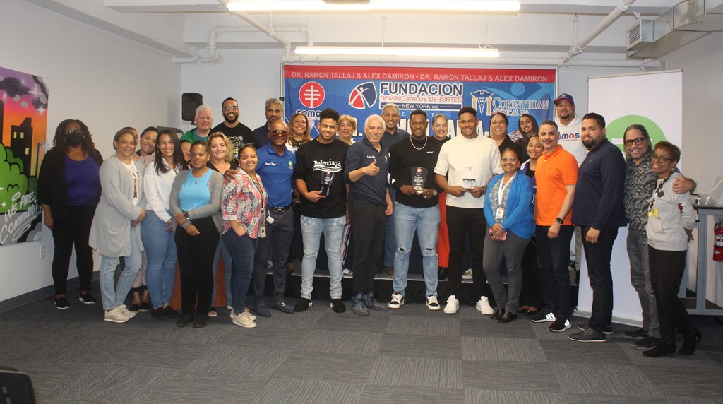 El doctor Ramón Tallaj, Daniel Reyes y partes del personal de SOMOS Community Care, reconocen a Luis Severino, Jhony Brito y Randy Vásquez, de los Yankees de Nueva York.