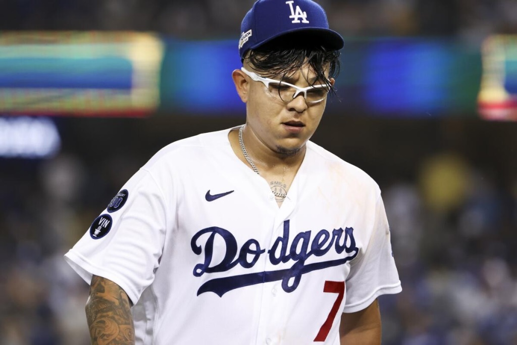 Julio Urías con la cabeza hacia abajo
