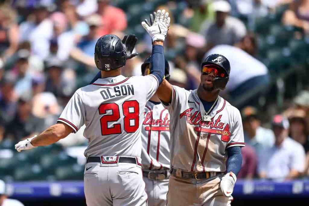Ronald Acuña, Jr. y Matt Olson