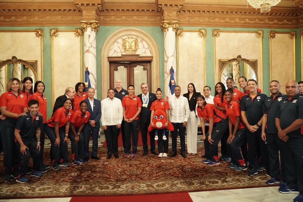 Reinas del Caribe junto al presidente y ministro de deporte