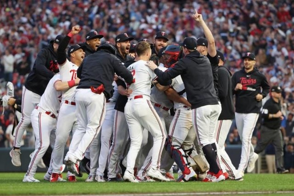 Twins avanzan en playoffs