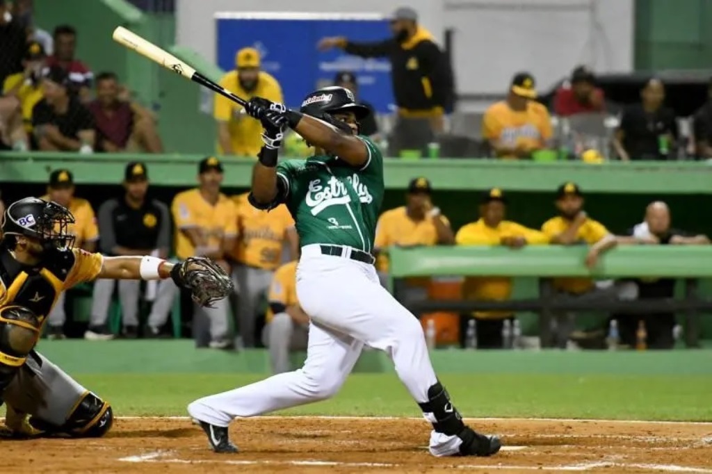 Estrellas Vs. Águilas