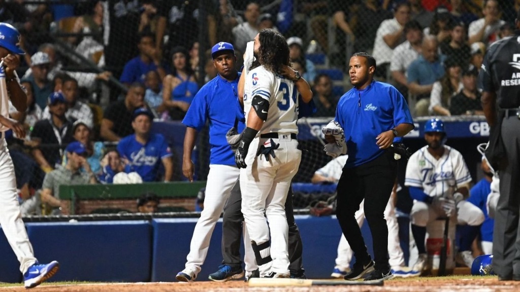 Jorge Alfaro golpeado