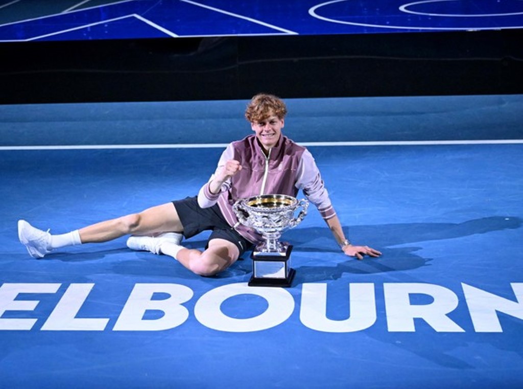 Sinner conquistó su primer título "grande" en su 17ª participación en un Grand Slam. Foto EFE/EPA/JOEL CARRETT