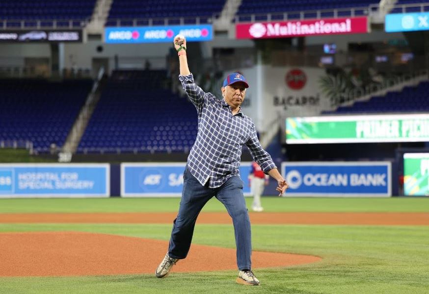 El doctor Ramón Tallaj realizó el lanzamiento de la primera bola en el inicio de los juegos semifinales de la Serie del Caribe.
