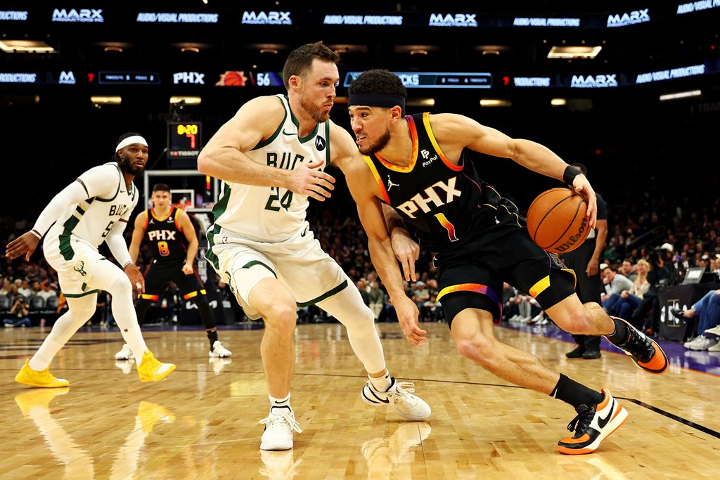 BASKETBALL-NBA-PHX-MIL/