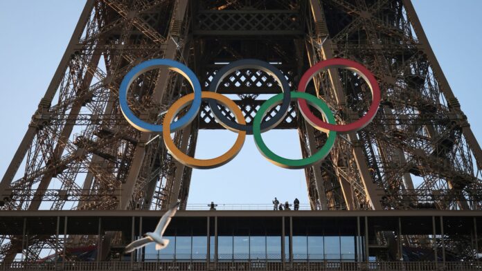 Anillos-de-los-Juegos-Olimpicos-en-la-Torre-Eiffel-de-Paris