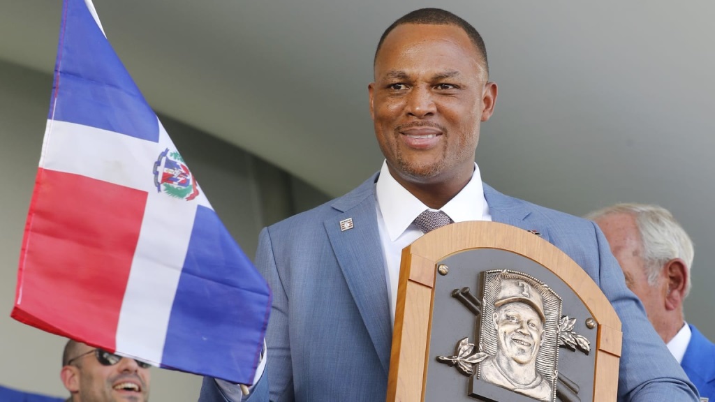 Adian beltre carga su placa del HOF