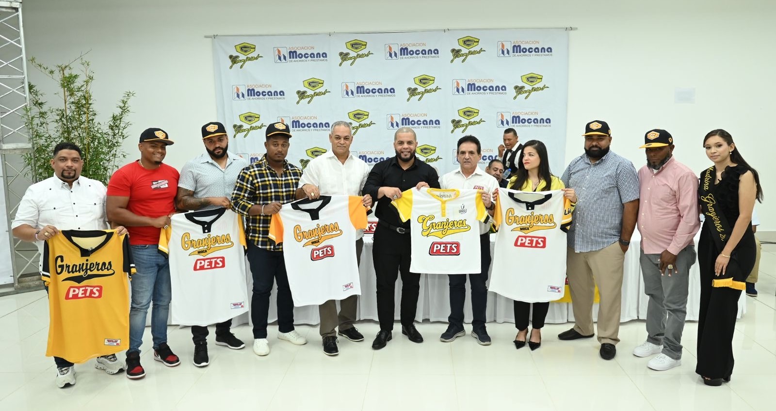 Directivos y patrocinadores, presentaron los uniformes que usarán los Granjeros de Moca en el próximo torneo de la Liga Profesional de Béisbol de Verano.