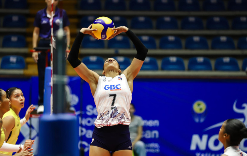 Niverka Marte, de República Dominicana, logra colocar un buen balón a Yonkaria Peña, anoche ante Colombia.Fuente Externa
