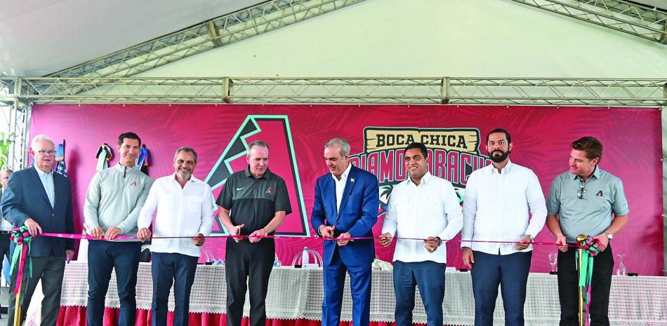 Luis Abinader corta la cinta para inaugurar la academia. Figuran el presidente, Derick Hall; Mike Hazen, Cullen Maxey; Jorge Pérez Díaz y Yerik Pérez, de MLB; Kelvin Cruz y Junior Noboa. / Alberto calvo, listindiario.com
