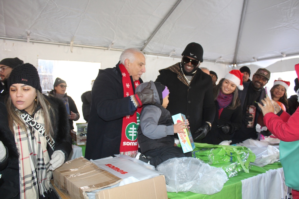 El doctor Ramón Tallaj, David Ortiz y ejecutivos de Health First, reparten juguetes y sonrisas en Washington Heights e Inwood.