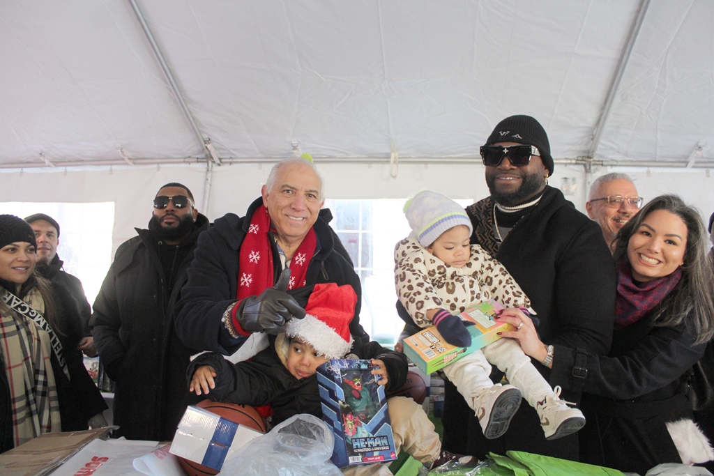 David Ortiz y el doctor Ramón Tallaj, encabezan la entrega de juguetes a niños en el Alto Manhattan.