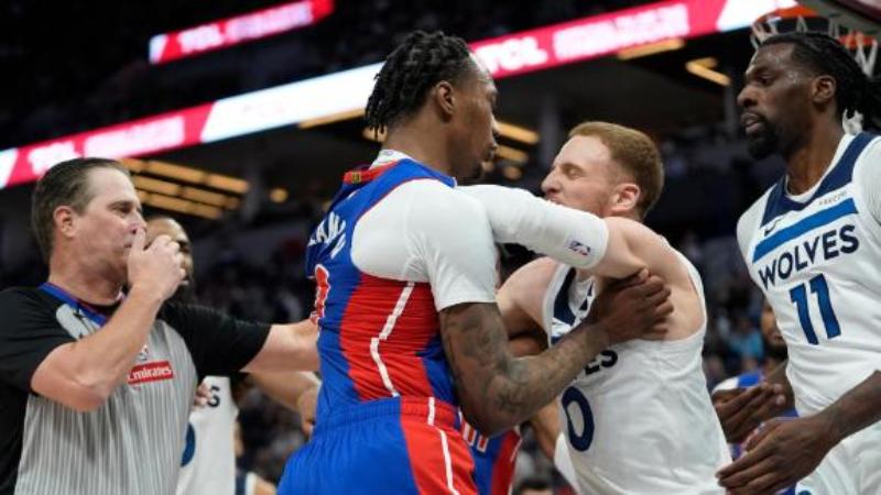 pelea entre Pistons vs Wolves