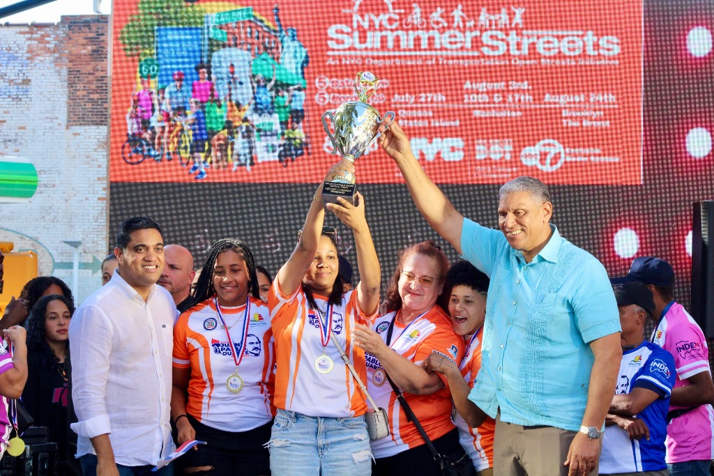 Las campeonas de softbo de El Bronx, son premiadas por el ministro Kelvin Cruz y el cónsul en Nueva York, Chu Vásquez.