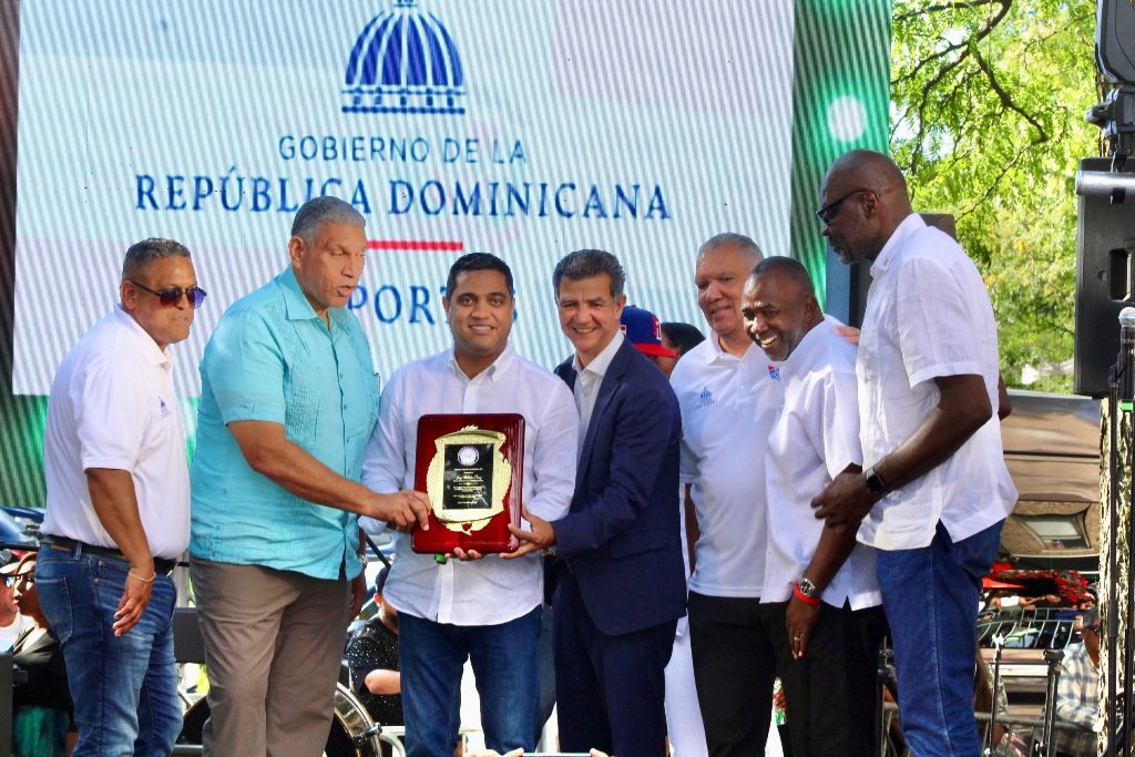 La Unión Deportiva Dominicana de NY, reconoce a Kelvin Cruz por el arduo trabajo que viene realizando al frente del Ministerio de Deportes y Recración de la República Dominicana. Entrega Ydanis Rodríguez, Comisionado NYC DOT.