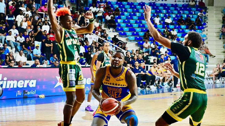 Luismal Ferreiras (centro) es captado en acción ofensiva en el partido entre Mauricio Báez y San Carlos