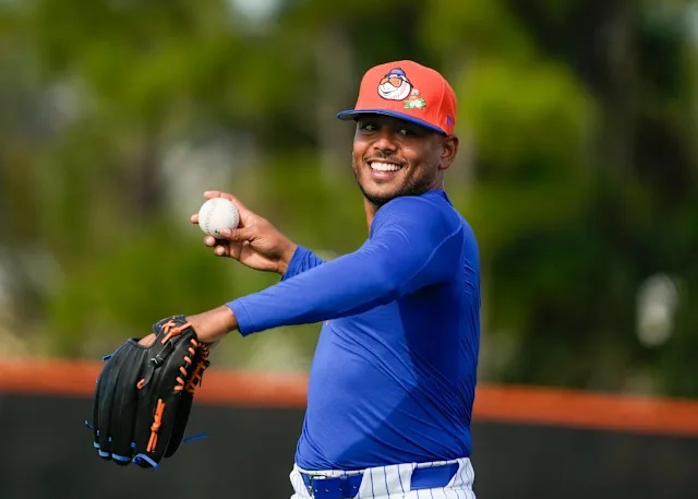 El lanzador abridor de los Mets de Nueva York, Freddy Peralta, lanza durante los entrenamientos de primavera en los campos traseros de Clover Park el 11 de febrero de 2026 en Port St. Lucie. | Imagn Images
