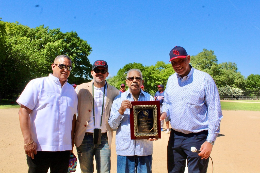 El dirigente deportivo Ángel Mescain recibe reconocimiento por su destacada trayectoria en el deporte comunitario, entrega el Cósul Chu Vásquez en presencia de Roberto Rojas y Félix Quiñones.