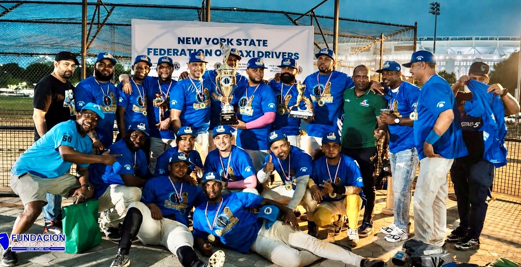Integrantes del conjunto de Kiss Car Service posan con orgullo tras proclamarse campeones de la Segunda Copa de Softbol para Taxistas, consolidando una destacada actuación a lo largo del certamen.