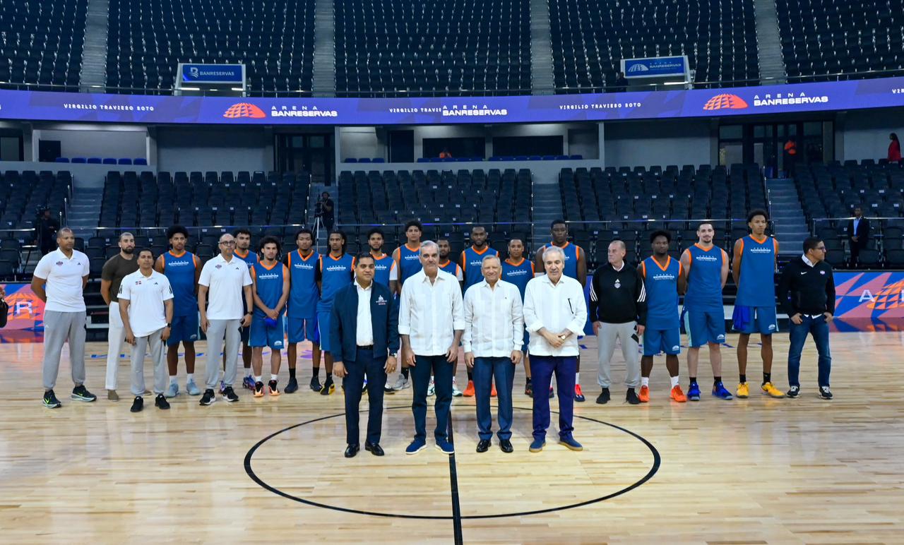 Kelvin Cruz, Luis Abinader, doctor Leonardo Aguilera y Fernando Hasbún junto a la Selección Nacional de Baloncesto