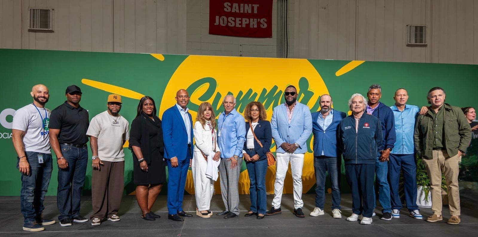 Leyendas del béisbol, autoridades electas de El Bronx y ejecutivos de SOMOS Social Care Network posan juntos al concluir la actividad comunitaria celebrada en el condado de El Bronx.