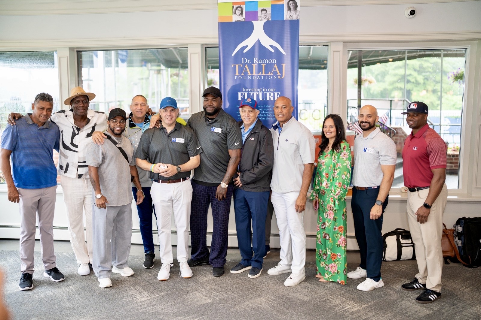 El doctor Ramón Tallaj aparece acompañado por destacadas figuras de las Grandes Ligas y del deporte, encabezadas por Mariano Rivera y David Ortiz, durante la celebración del III Torneo Invitacional de Golf de su fundación, una jornada dedicada a recaudar fondos para becas estudiantiles y programas de asistencia humanitaria.