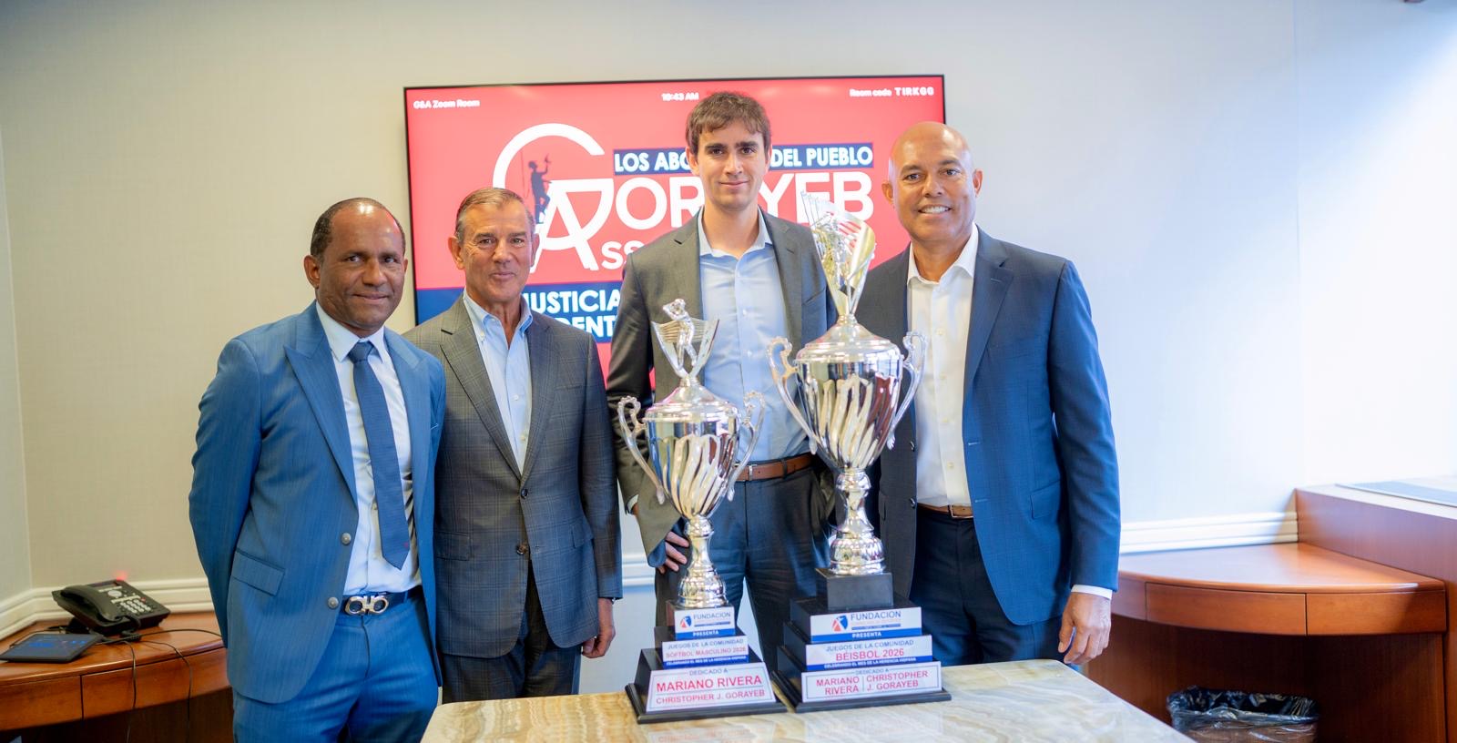 Daniel Reyes, Christopher Gorayeb, Jay Gorayeb y Mariano Rivera comparten la escena junto a los trofeos que estarán en disputa durante la esperada celebración deportiva.