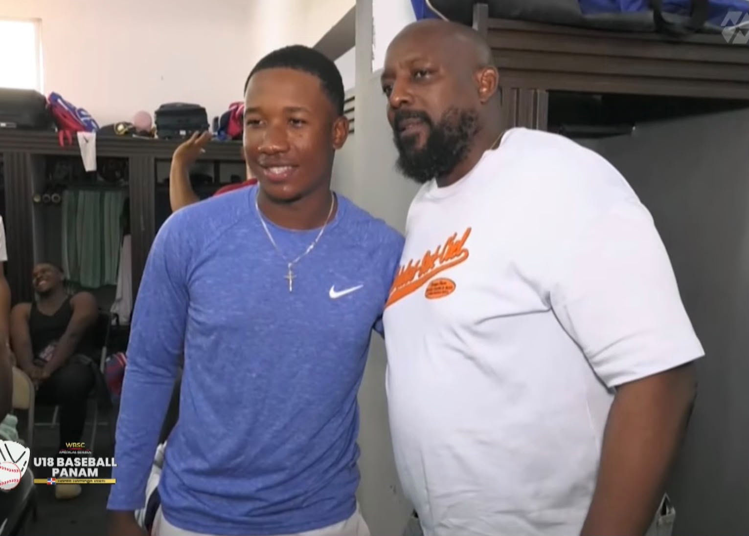 El miembro del Salón de la Fama Vladimir Guerrero junto al jugador Wolibel Quezada, de la selección dominicana en Premundial U-18.
